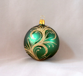 Ornament zlatý na zelenej